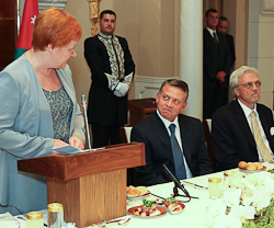 Presidentti Halonen puhuu juhlaillallisilla, kuningas Abdullah II (kesk.) ja tohtori Arajärvi kuuntelevat. Copyright © Tasavallan presidentin kanslia 